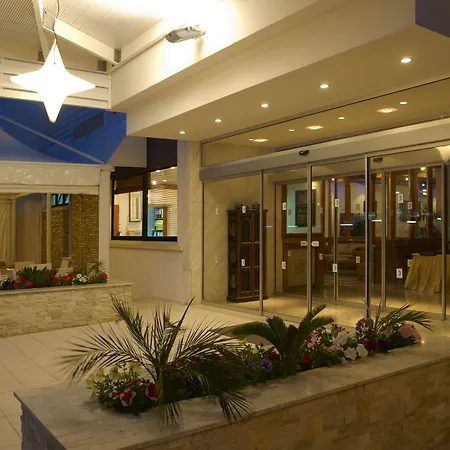 Senator - Adults Only アパートホテル アヤナパ